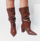 Bota Slouchy Block – Cano Médio com Bico Fino e Salto Grosso