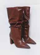 Bota Slouchy Block – Cano Médio com Bico Fino e Salto Grosso