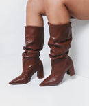 Bota Slouchy Block – Cano Médio com Bico Fino e Salto Grosso