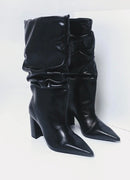 Bota Slouchy Block – Cano Médio com Bico Fino e Salto Grosso