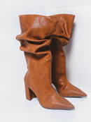 Bota Slouchy Block – Cano Médio com Bico Fino e Salto Grosso